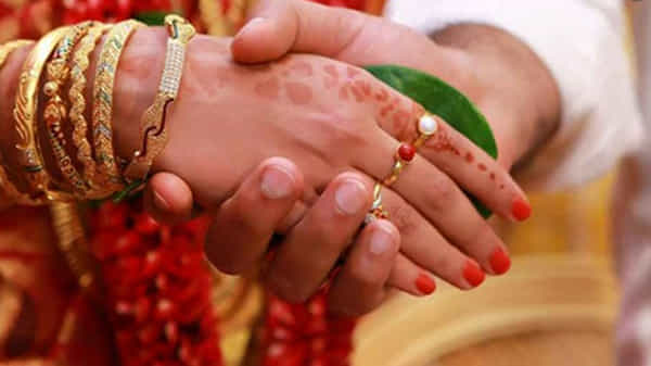 భర్త ఆదాయం ఎంతో తెల్సుకునే హక్కు భార్యకు ఉంది : కేంద్ర సమాచార కమిషన్ ఆసక్తికర తీర్పు