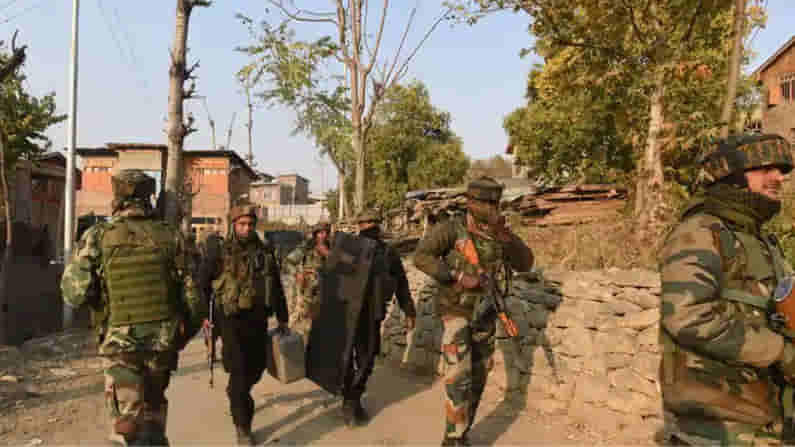 జమ్ముకశ్మీర్లో నలుగురు జవాన్లు వీరమరణం.. ముగ్గురు ముష్కరులు హతం