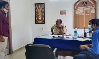 అతివేగంతో డివైడర్ ను ఢీకొట్టిన క్యాబ్..బాధితులు పరార్.!