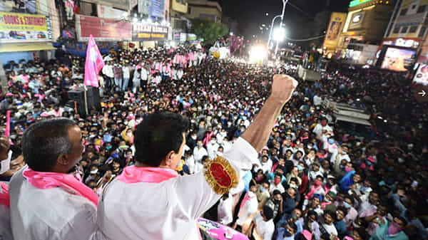 ఈసారీ జీహెచ్ఎంసీ ఎన్నికల్లో గెలుపు బాధ్యత భుజాలపై వేసుకున్న కేటీఆర్. రేపు ఖైరతాబాద్, జూబ్లీహిల్స్ నియోజకవర్గాల్లో ప్రచారం