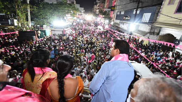 క్షణం తీరికలేని కేటీఆర్. ప్రభుత్వ సదస్సులు, ఎన్నికల ప్రచారంతో ఫుల్ బిజీ, బీజేపీపై 132కోట్ల ఛార్జ్షీట్లు వేయాలంటూ ధ్వజం
