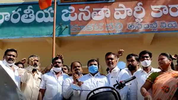 పార్టీలోకి కొత్తగా వచ్చిన వారికి టికెట్లు అమ్ముకున్నారని ఆరోపిస్తూ.. కూకట్పల్లి బిజెపి కార్యాలయం ధ్వంసం