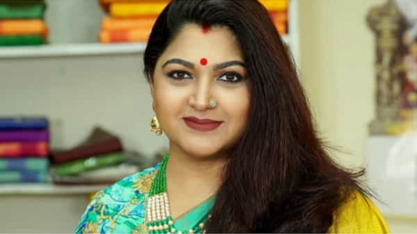 అక్కడివారికోసం భగవంతుడిని ప్రార్ధించండి..దయచేసి బయటకు రాకండి. ఎమోషనల్ అయిన కుష్బూ
