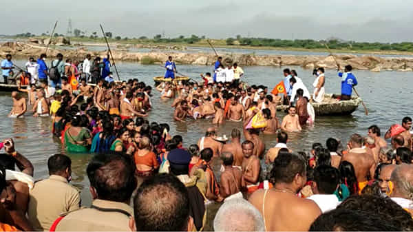 మంత్రాలయంలో పవిత్ర తుంగభద్ర పుష్కరాలు ప్రారంభించిన శ్రీ మఠాధిపతులు.. సామూహిక స్నానాలతో...నిబంధనలకు నీళ్లు