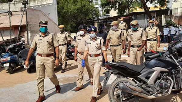 విశాఖలో అడుగడుగునా తనిఖీలు..పట్టుబడిన కట్టల గుట్టలు.. ఒకటి కాదు రెండు కాదు కోట్లు..