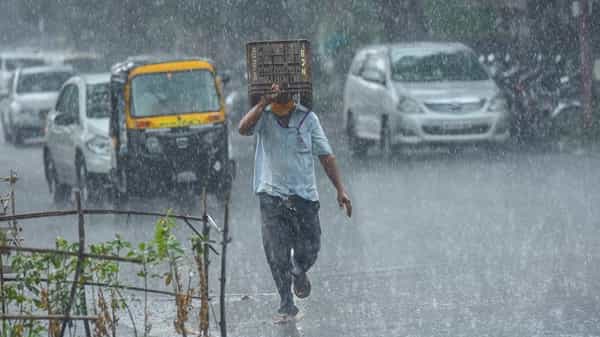 Hyderabad Rain : హైదరాబాద్ లో అర్థరాత్రి నుంచి భారీ వర్షం, పలు ప్రాంతాలు జలమయం