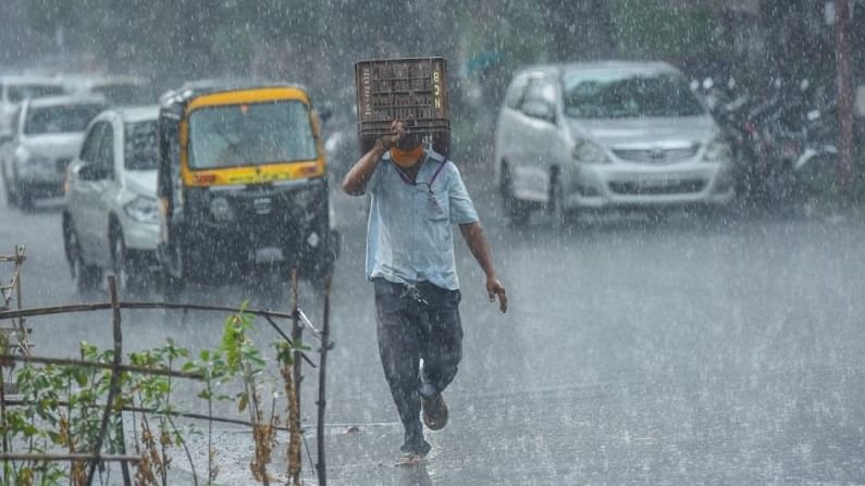 Hyderabad Rain :  హైదరాబాద్ లో అర్థరాత్రి నుంచి భారీ వర్షం, పలు ప్రాంతాలు జలమయం