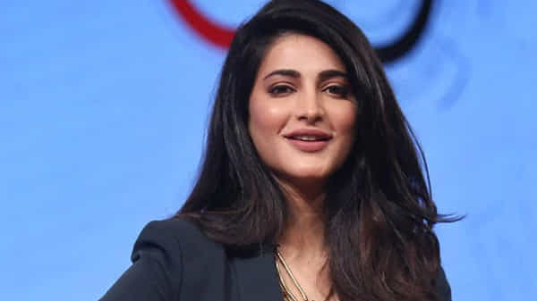 త్వరలోనే పవన్ వకీల్ సాబ్లో జాయిన్ అవుతా.. అభిమానుల ప్రశ్నలకు శ్రుతీ హాసన్ సమాధానాలు