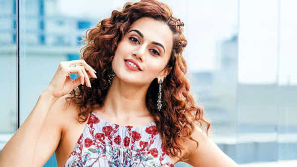తాప్సీ పై నెటిజన్ కామెంట్ .. గట్టిగా బుద్దిచెప్పిన హీరోయిన్