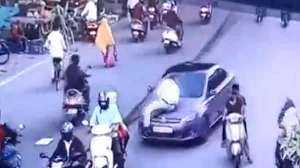 ట్రాఫిక్ కానిస్టేబుల్పై డైరెక్ట్గా కారెక్కించాడు.. ఆపకుండా చాలా దూరం ఈడ్చుకెళ్లాడు.. సోషల్ మీడియాలో వైరల్ అవుతున్నవీడియో..