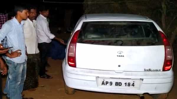 కృష్ణా జిల్లాలో విషాదం.. ఆడుకుంటూ కారులోకి వెళ్లిన చిన్నారులు.. ఊపిరాడక ఇద్దరు మృతి..