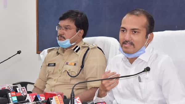 ధరణి పోర్టల్ ఆసరాగా.. ఒకే భూమిని ఇద్దరికి అమ్మిన మహిళ అరెస్ట్