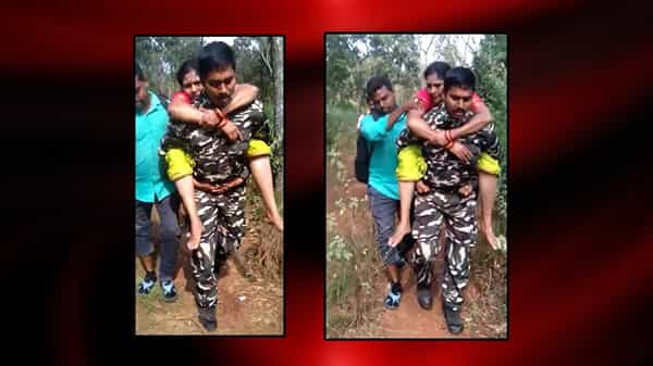 మానవత్వం చాటుకున్న కానిస్టేబుల్.. పాదయాత్రలో సొమ్మసిల్లి పడిపోయిన మహిళను భుజాలపై..