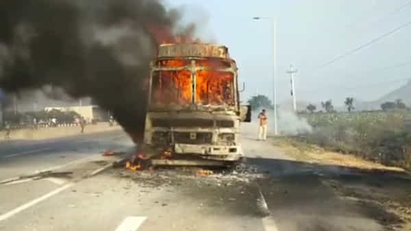 Accident : అనంతపురం జిల్లాలో దారుణ యాక్సిడెంట్..లారీ, బైక్ ఢీ..ఇద్దరు సజీవ దహనం