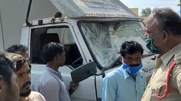 గజ్వేల్లో ఘోర రోడ్డు ప్రమాదం.. ప్రాణాపాయ స్థితిలో ఉన్నవారిని కాపాడాల్సిన వాహనమే.. ముగ్గురి ప్రాణాల మీదకు తెచ్చింది..