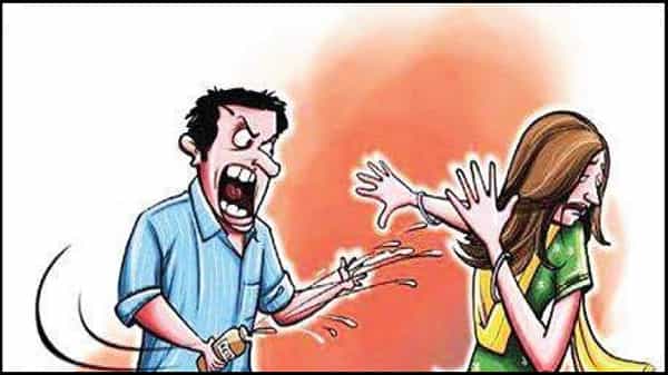 జగిత్యాల జిల్లాలో యాసిడ్ దాడి కలకలం.. మహిళపై గుర్తు తెలియని దుండగుల దాడి.. బస్టాండ్ నుంచి ఇంటికి వెళ్తుండగా ఘటన..