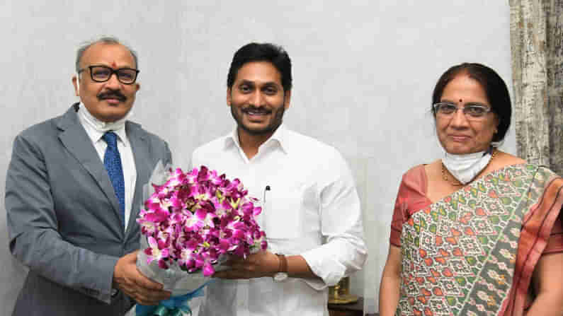 AP New CS :ఏపీ కొత్త సీఎస్‌గా బాధ్యతలు చేపట్టిన ఆదిత్యనాథ్ దాస్..ఇకపై సీఎం ముఖ్యసలహాదారుగా నీలం సాహ్ని