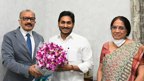AP New CS :ఏపీ కొత్త సీఎస్గా బాధ్యతలు చేపట్టిన ఆదిత్యనాథ్ దాస్..ఇకపై సీఎం ముఖ్యసలహాదారుగా నీలం సాహ్ని