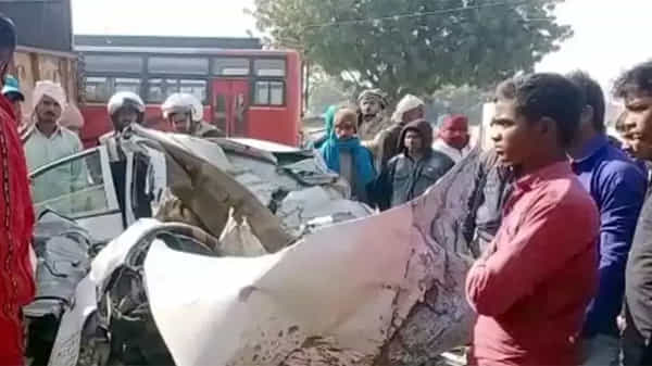 Agra Road Accident: అదుపు తప్పి ట్రక్కు కిందకు దూసుకెళ్లిన కారు.. ముగ్గురు బాలురు దుర్మరణం