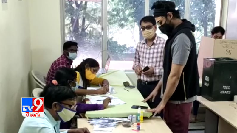 ఓటు వేసిన టాలీవుడ్ హీరో బెల్లంకొండ శ్రీనివాస్..