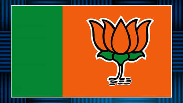 గ్రేటర్లో వికసించిన కమలం.. ఎన్నికల ఫలితాలలో టీఆర్ఎస్ తర్వాత నిలిచిన బీజేపీ.. మేయర్ పీటంపై గురి..