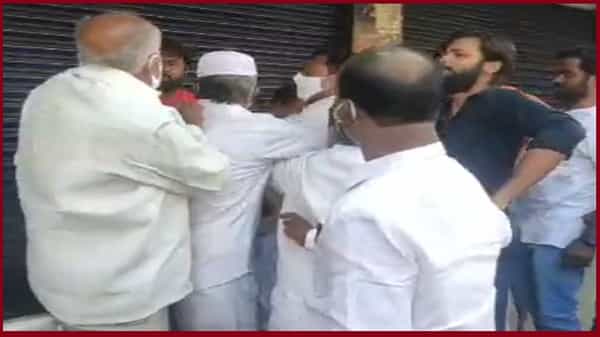 ghmc elections: ఆడిక్మెట్ డివిజన్లో టీఆర్ఎస్-బీజేపీ నేతల ఘర్షణ.. చెదరగొట్టిన పోలీసులు