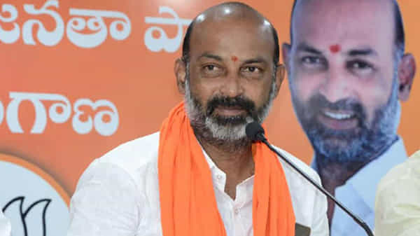 చార్మినార్ భాగ్యలక్ష్మి అమ్మవారిని దర్శించుకున్న బీజేపీ అధ్యక్షుడు బండి సంజయ్, రాజాసింగ్.. పోలీసుల భారీ బందోబస్త్..