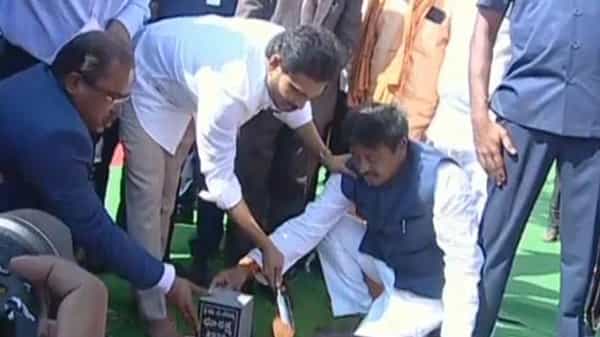 ఏపీలో వందేళ్ల తర్వాత భూముల సమగ్ర సర్వే..సర్వేరాయి పాతి కార్యక్రమాన్ని ప్రారంభించిన సీఎం జగన్