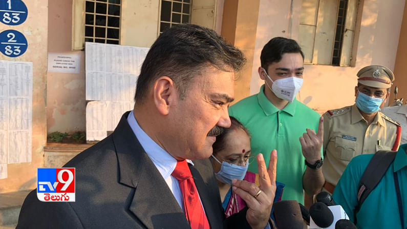 ఓటేసిన సీపీ అంజని కుమార్ దంపతులు