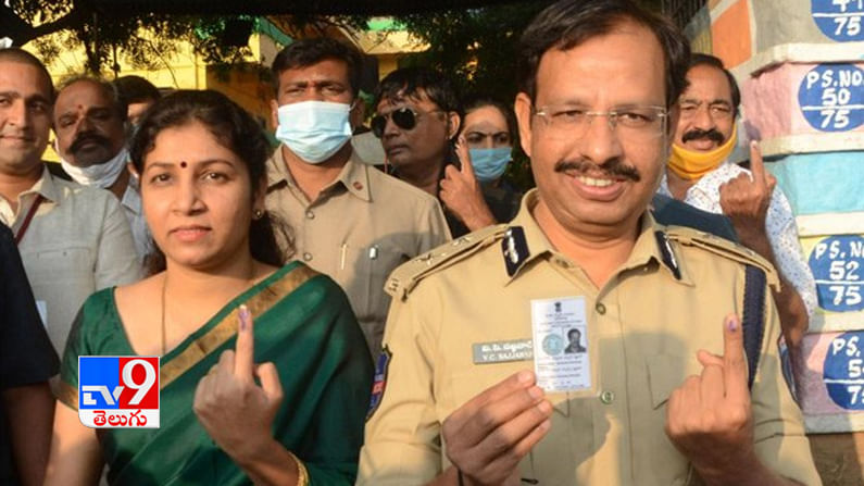 ఓటు హక్కు వినియోగించుకున్న సీపీ సజ్జనార్ దంపతులు..
