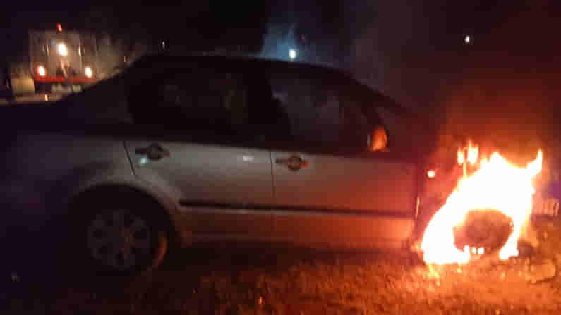 పార్కింగ్‌ చేసిన కారులో ఒక్కసారిగా మంటలు.. యాగంటి క్షేత్రంలో భక్తులకు తుటిలో తపిన ప్రమాదం..