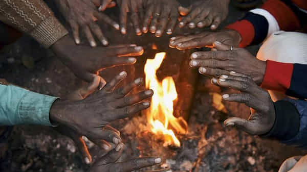 Cold booming in Telugu states: తెలుగు రాష్ట్రాల్లో విజృంభిస్తున్న చలి.. తీవ్రంగా పడిపోతున్న ఉష్ణోగ్రతలు..