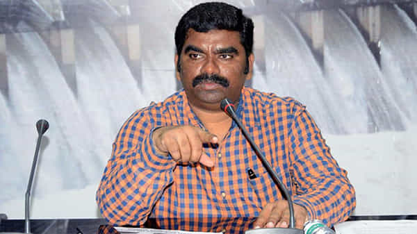 రెచ్చిపోతున్న సైబర్ నేరగాళ్లు.. నాడు ఎస్పీ పేరిట ఫేక్ ఫేస్బుక్.. నేడు ఏకంగా కలెక్టర్ను టార్గెట్ చేసుకుని..