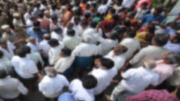 కృష్ణా: వైఎస్సార్ కాంగ్రెస్ పార్టీ నేతల మధ్య ఘర్షణ.. ఒకరిపై ఒకరు రాళ్లు రువ్వుకున్న నేతలు