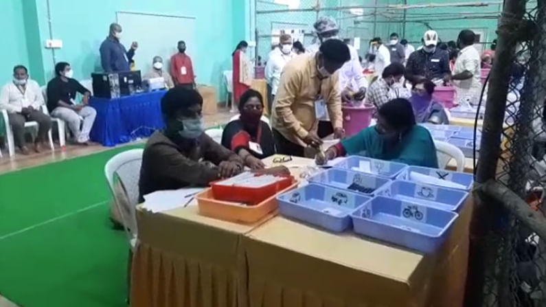 GHMC Election Results 2020 : మలక్‌పేట్ నియోజకవర్గ కౌంటింగ్ సెంటర్‌లో గందరగోళం.. ఇబ్బంది పడుతున్న సిబ్బంది...