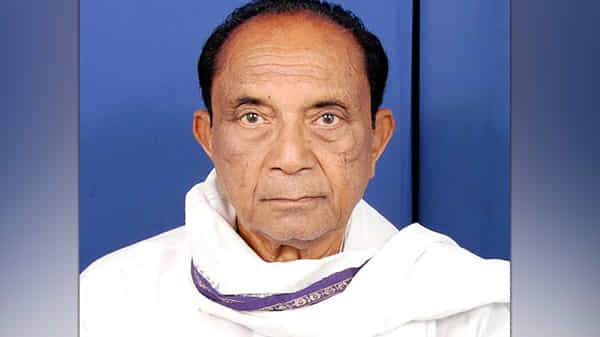 మాజీ మంత్రి మోకా శ్రీవిష్ణుప్రసాదరావు కన్నుమూత.. అనారోగ్యంతో అమలాపురంలో మృతి