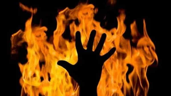 కృష్ణా జిల్లాలో ఘోర అగ్ని ప్రమాదం.. ఇంట్లో బాణాసంచా పేలుడు.. పూర్తిగా కాలిపోయిన మహిళ..