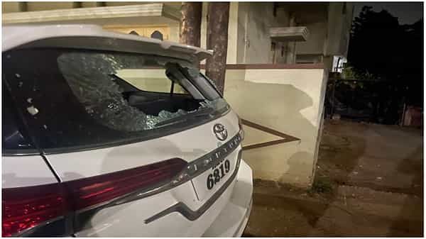 వనస్థలిపురంలో రెచ్చిపోయిన గుర్తు తెలియని దుండగులు.. కార్పొరేటర్ కారు అద్దాలు ధ్వంసం