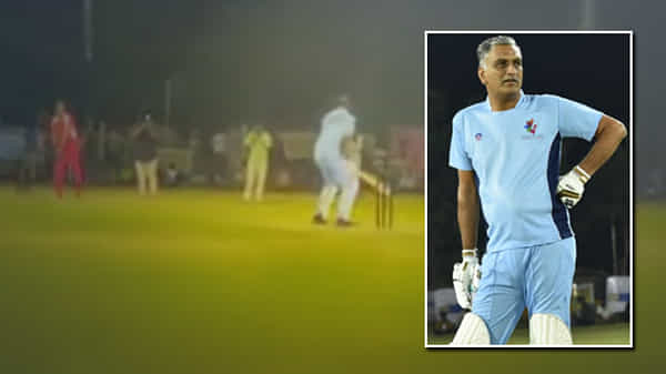 స్టైలీష్ బ్యాటింగ్తో అదరగొట్టిన హరీష్రావు.. సిద్ధిపేట ఇండోర్ స్టేడియంలో దుమ్మురేపిన మంత్రి