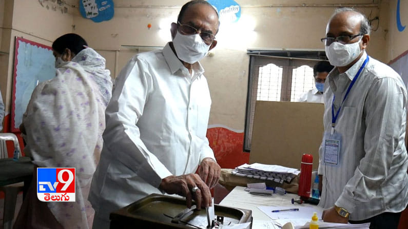 ఓటు హక్కు వినియోగించుకున్న రాష్ట్ర హోంశాఖ మంత్రి మహమూద్‌ అలీ