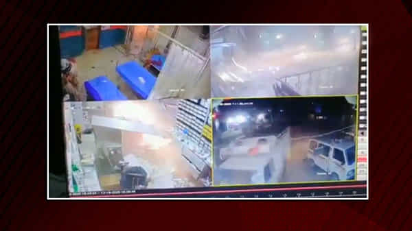 గురుగ్రామ్ లో ఆసుపత్రిపై రోగి బంధువుల దాడి, ట్రక్కుతో ఢీ కొట్టి, నానా విధ్వంసం, వీడియో సాక్షిగా