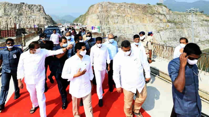 CM JAGAN POLAVARAM TOUR: పోలవరం పర్యటనలో సీఎం జగన్ బిజీ బిజీ.. ప్రాజెక్టు పనుల పురోగతిని స్వయంగా పరిశీలించిన ముఖ్యమంత్రి...