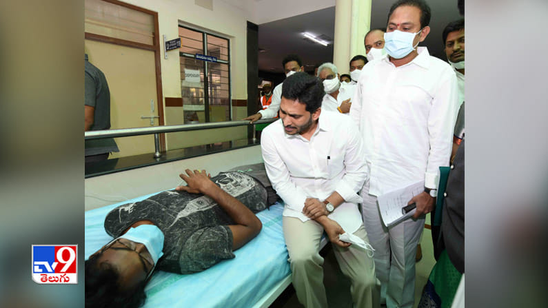 ఆస్పత్రిలో వింత వ్యాధి బాధితులను పరామర్శిస్తున్న సీఎం జగన్