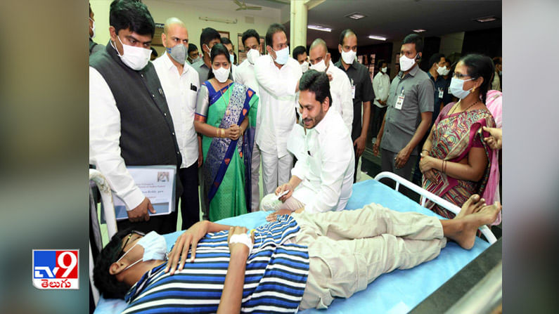 ఆస్పత్రిలో వింత వ్యాధి బాధితులను పరామర్శిస్తున్న సీఎం జగన్