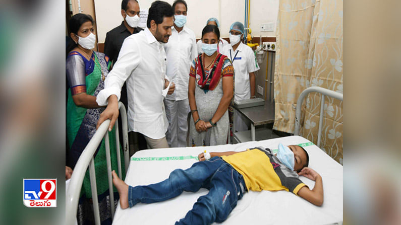 ఆస్పత్రిలో వింత వ్యాధి బాధితులను పరామర్శిస్తున్న సీఎం జగన్