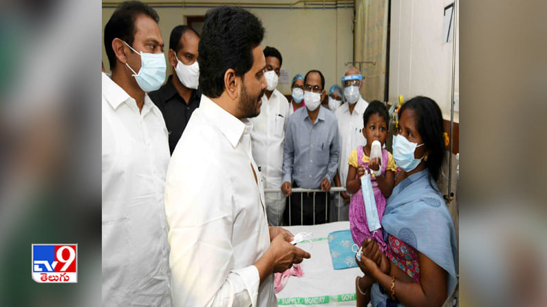 ఆస్పత్రిలో వింత వ్యాధి బాధితులను పరామర్శిస్తున్న సీఎం జగన్