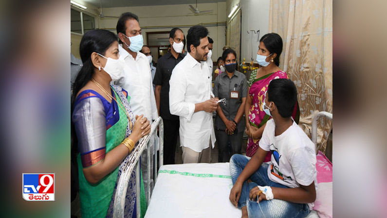 ఆస్పత్రిలో వింత వ్యాధి బాధితులను పరామర్శిస్తున్న సీఎం జగన్