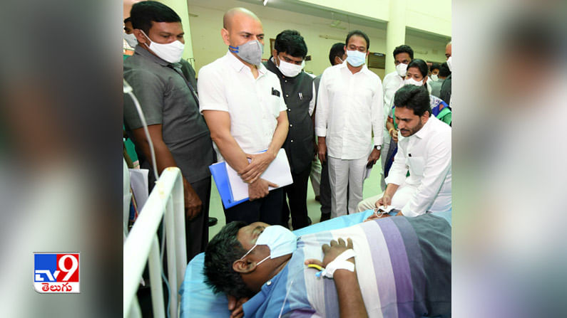 ఆస్పత్రిలో వింత వ్యాధి బాధితులను పరామర్శిస్తున్న సీఎం జగన్