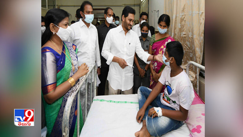 ఆస్పత్రిలో వింత వ్యాధి బాధితులను పరామర్శిస్తున్న సీఎం జగన్