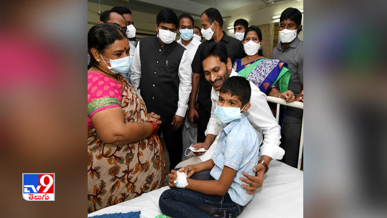 ఆస్పత్రిలో వింత వ్యాధి బాధితులను పరామర్శిస్తున్న సీఎం జగన్